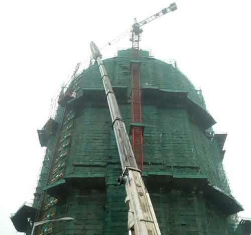 萝北吊车在工地上作业